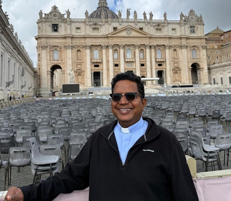 Priest braves heatwave to highlight persecution